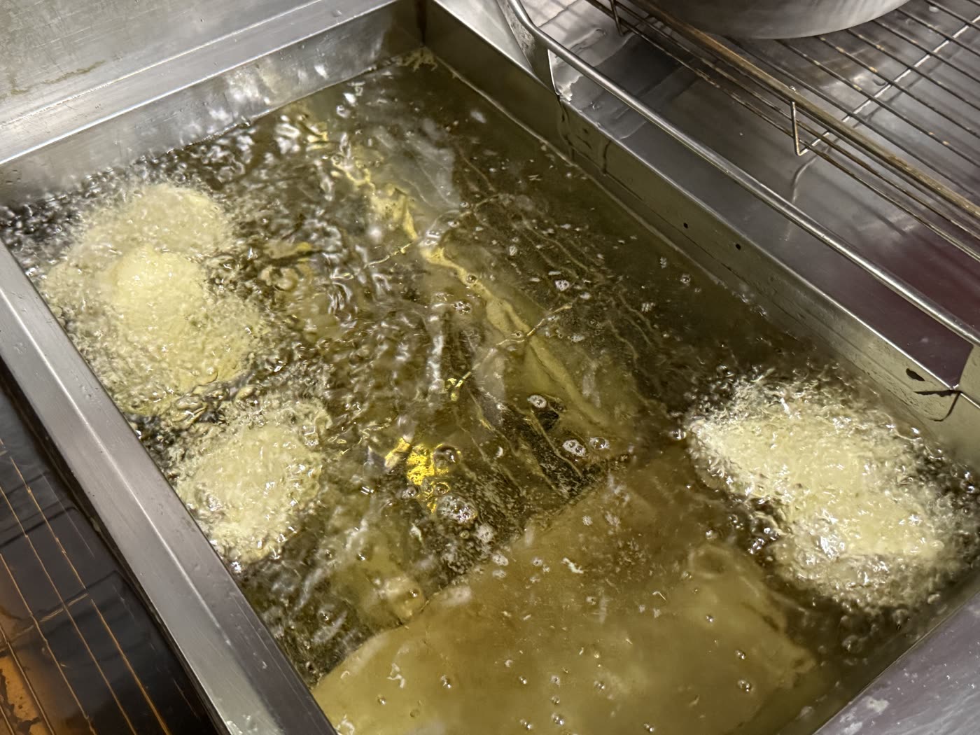 油の中で揚がっているチキン南蛮