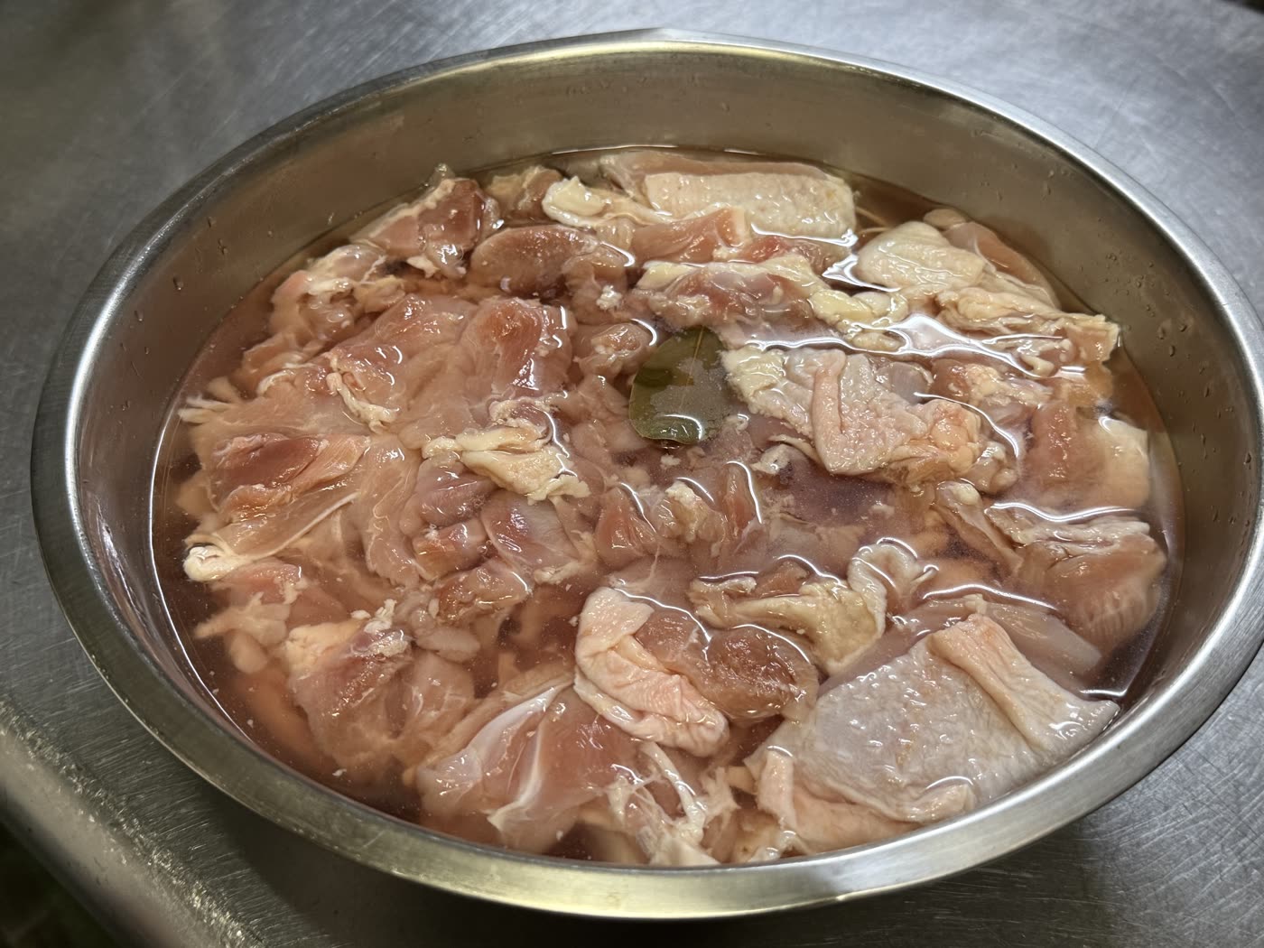 鶏肉を塩水に漬け込んでいるところ